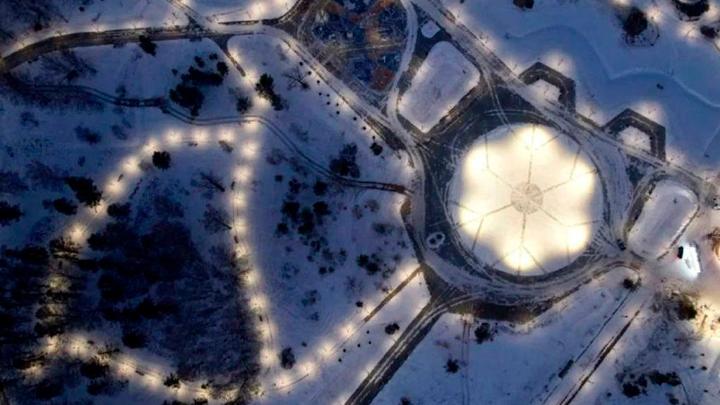 Новогоднюю ёлку у парка «Арена» в Новосибирске показали с высоты птичьего полёта