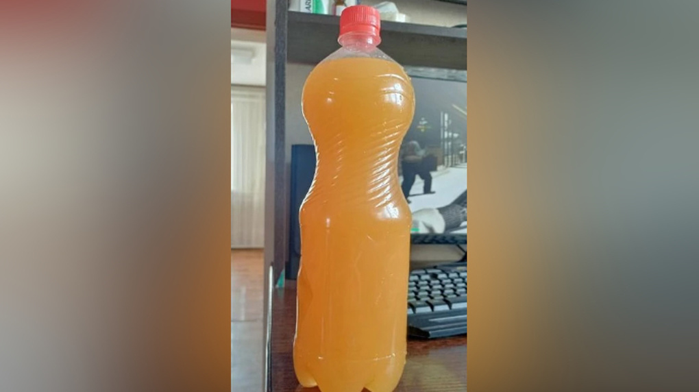 «Фанта» из-под крана: новосибирцы жалуются на ржавую воду в домах. ФОТО