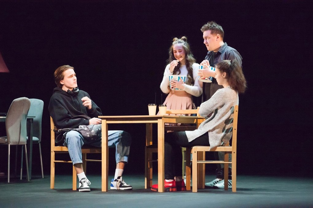 «Рома, правда и подкасты». В омском театре Ермолаевой большая премьера (12+)