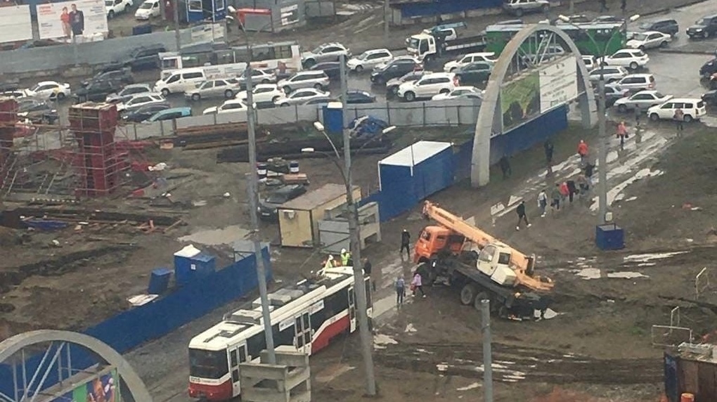 Строительный автокран провалился в грунт в Новосибирске. ФОТО