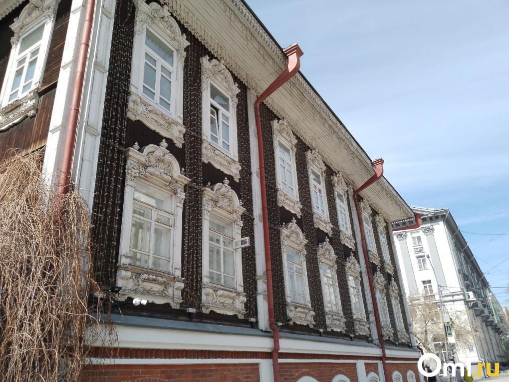 «Выложить крупные суммы за старинные квартиры»: кто и зачем покупает жильё в деревянных домах Новосибирска