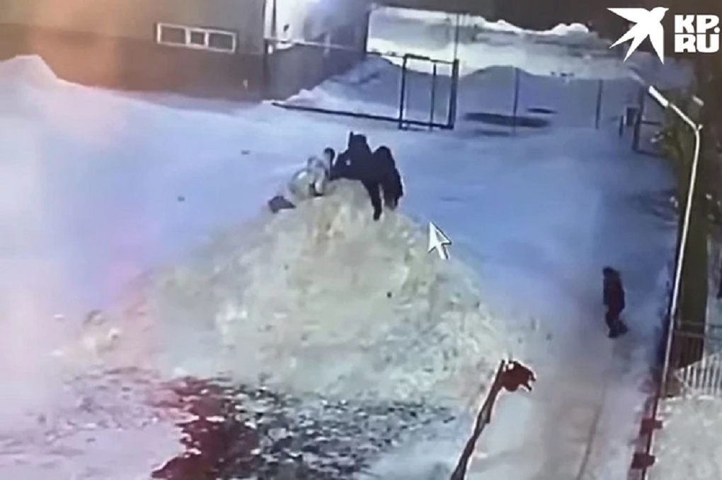 «Ты — кривоспинка»: новосибирскую школьницу затравили после перелома позвоночника на горке