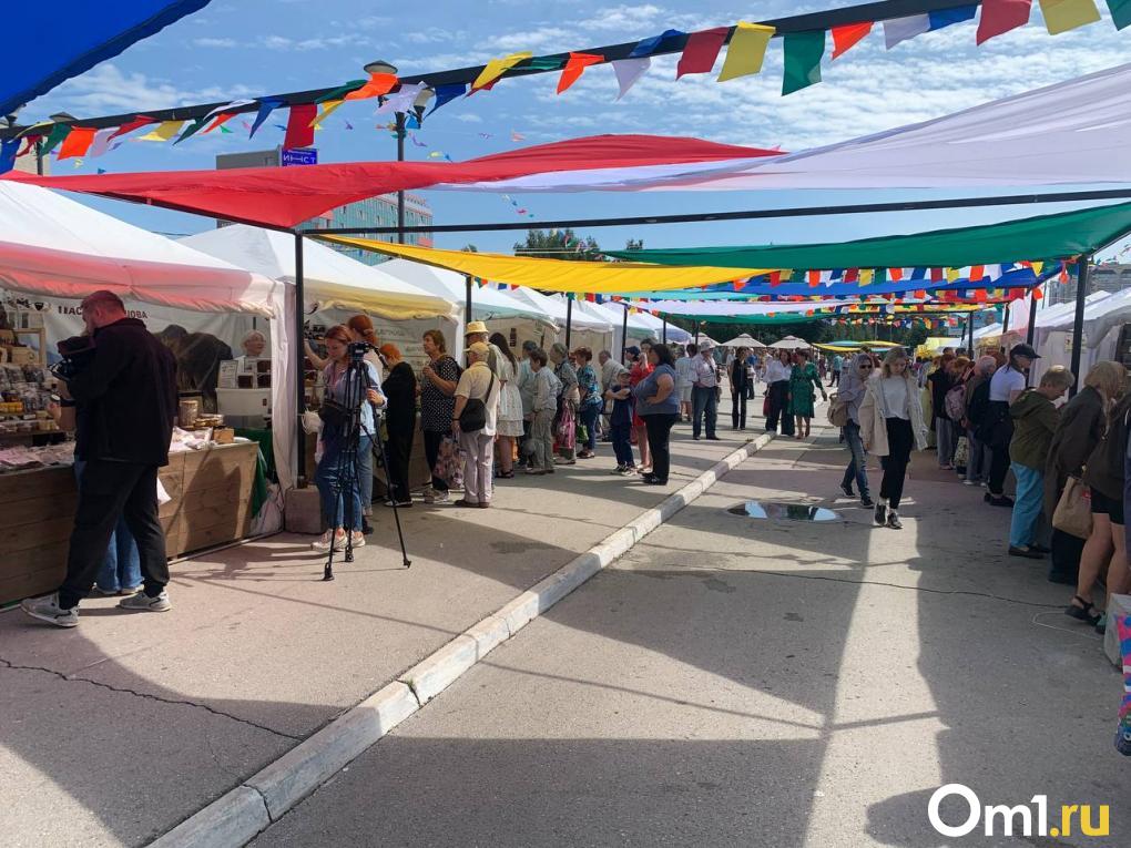 Медовый Спас в Новосибирске: освященный мёд и бесплатная дегустация — показываем, как прошёл праздник