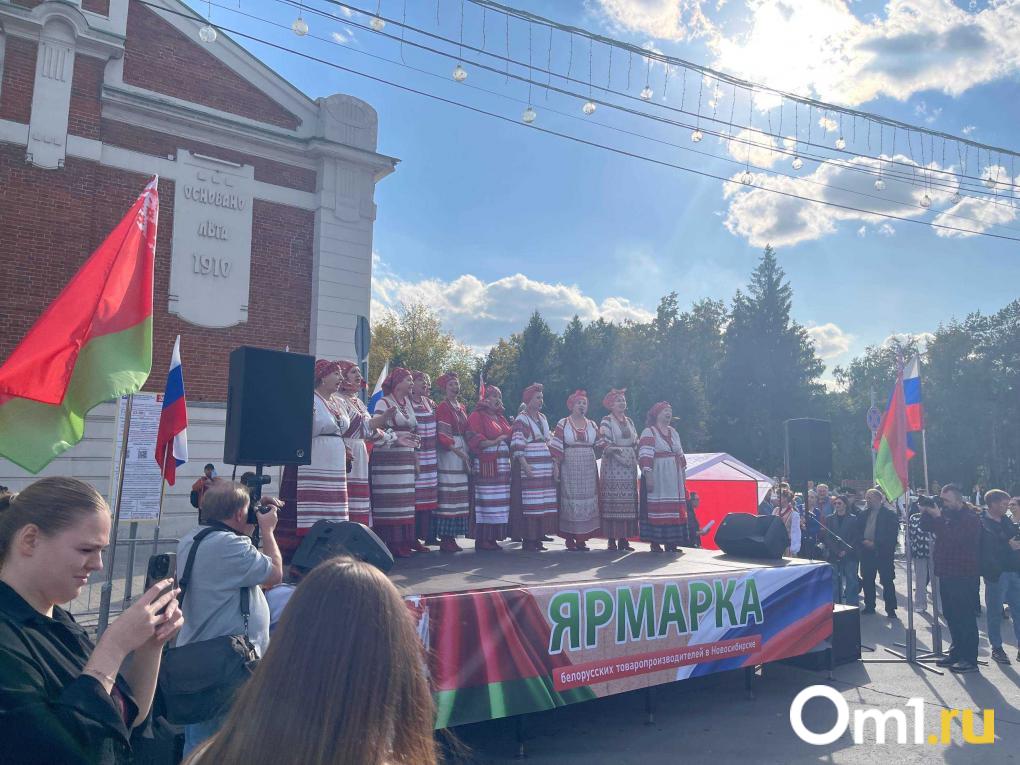 «Съела полпалки колбасы, пока шла»: новосибирцы массово закупаются на Белорусской ярмарке в центре города
