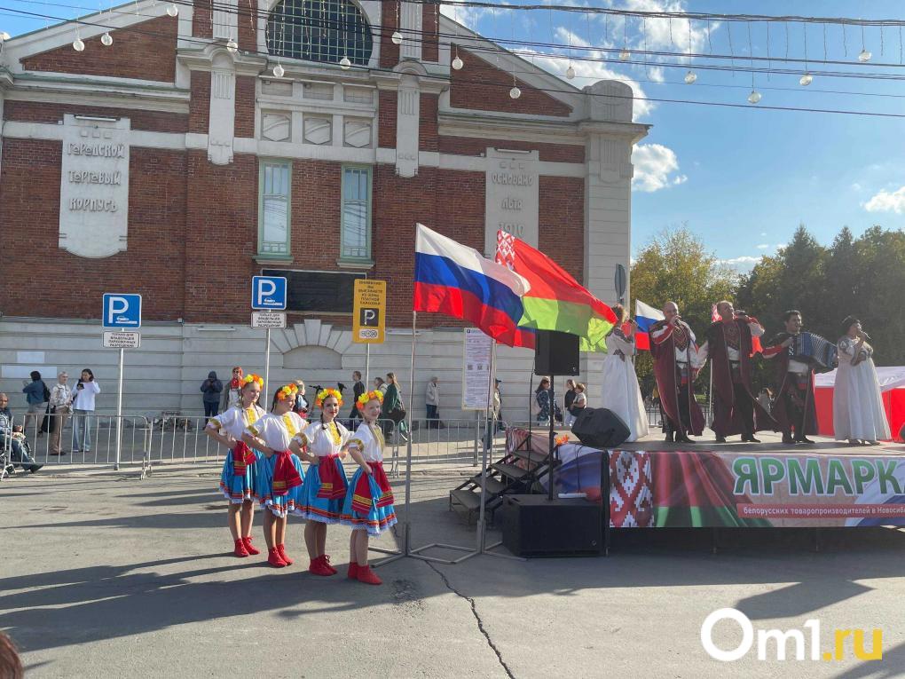 «Съела полпалки колбасы, пока шла»: новосибирцы массово закупаются на Белорусской ярмарке в центре города