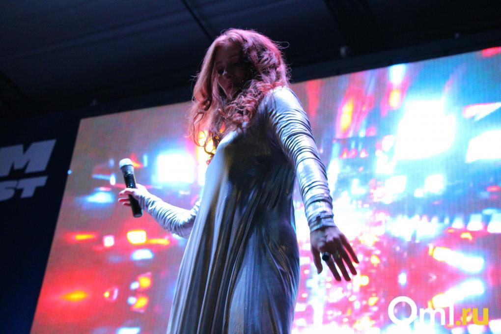 Космическая музыка и море тумана: Антон Завьялов из 25/17 выступил на Любинском проспекте в Омске