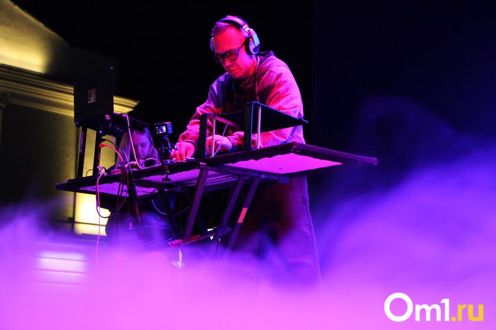 Космическая музыка и море тумана: Антон Завьялов из 25/17 выступил на Любинском проспекте в Омске