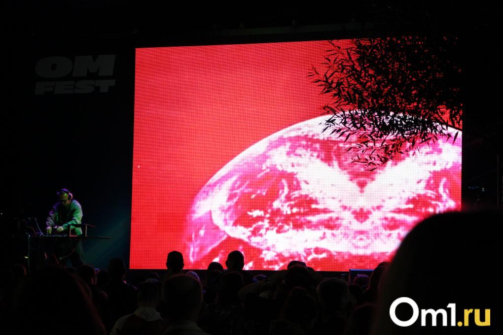 Космическая музыка и море тумана: Антон Завьялов из 25/17 выступил на Любинском проспекте в Омске