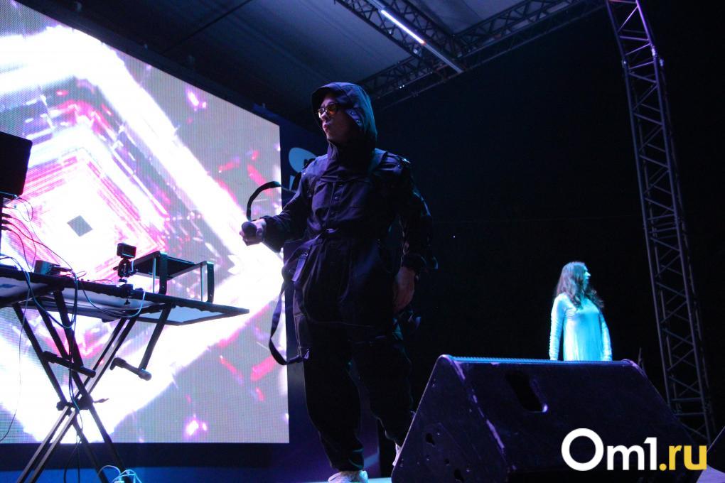 Космическая музыка и море тумана: Антон Завьялов из 25/17 выступил на Любинском проспекте в Омске