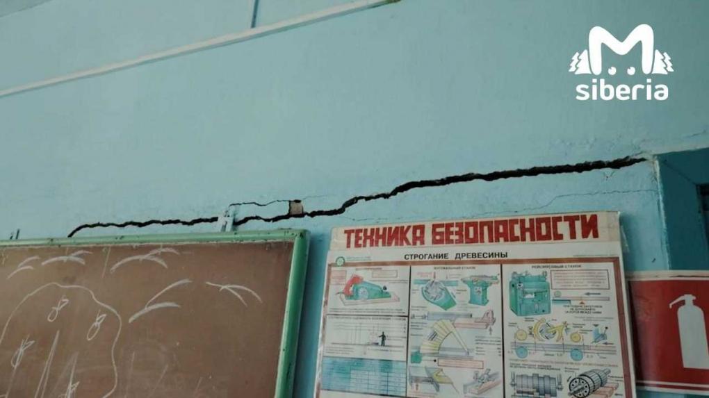 Учащиеся Николаевской школы 2 года учатся в аварийном здании с трещинами под Новосибирском