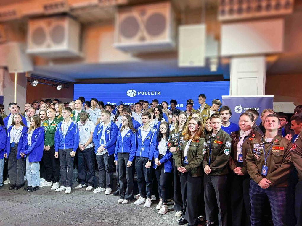Делегация «Россети Новосибирск» выступила на церемонии закрытия сезона энергетических студотрядов