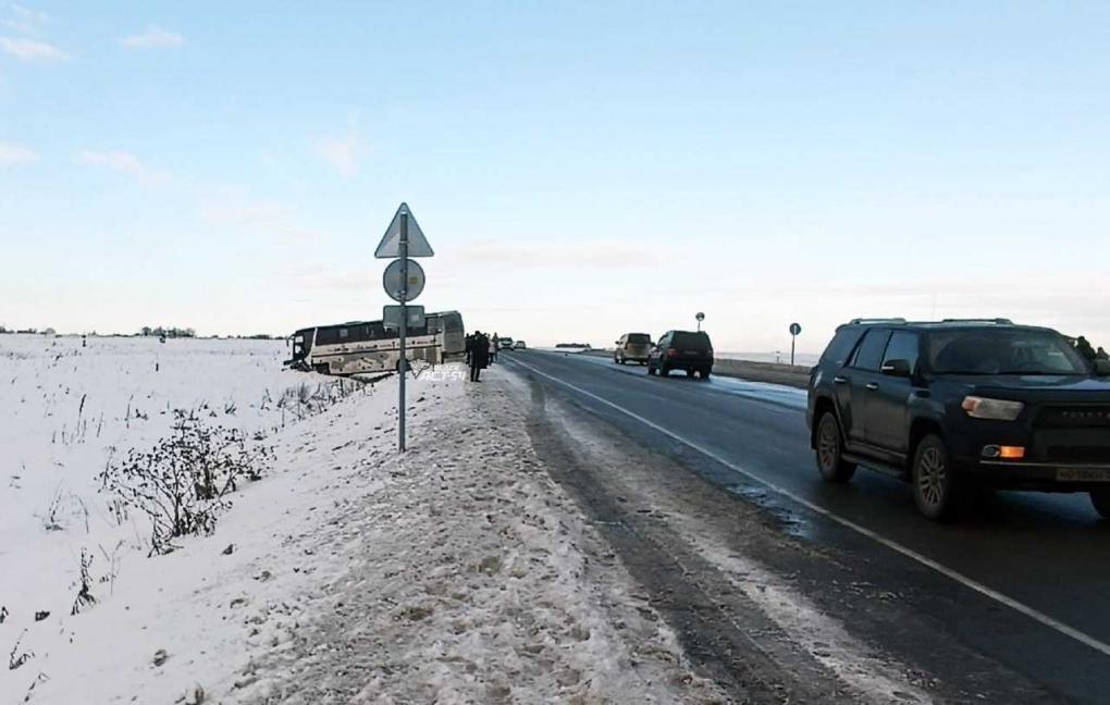 Шесть человек пострадали в столкновении трех автомобилей на трассе под Новосибирском