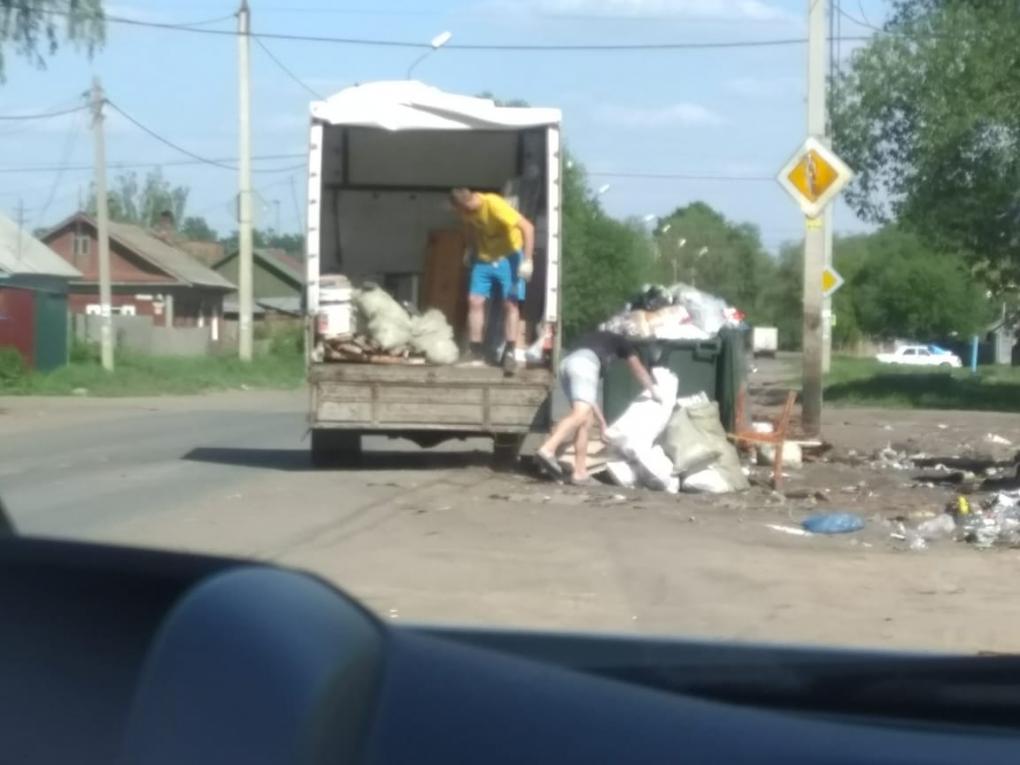 От популярного ресторана до незаконной свалки: зачем бизнес отправляет отходы в омские леса