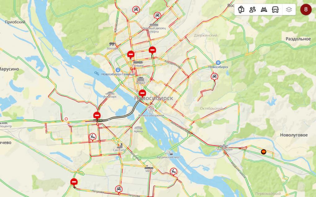 «Давайте вызовем вертолёт»: утренние пробки в Новосибирске достигли 8 баллов