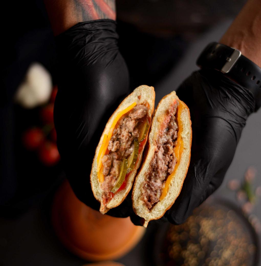 Гастрономическая революция на АЗС: «Юнигаз» запустил линейку фирменных бургеров