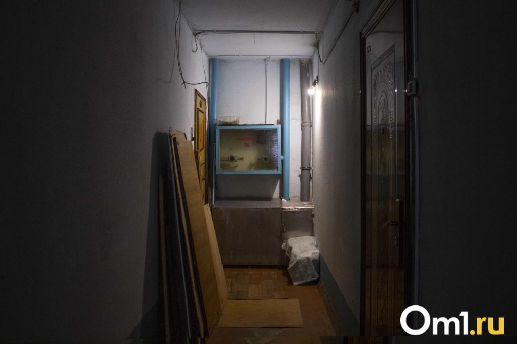 Жертва роковой квартиры. Как в омском подъезде пытались заживо сжечь человека