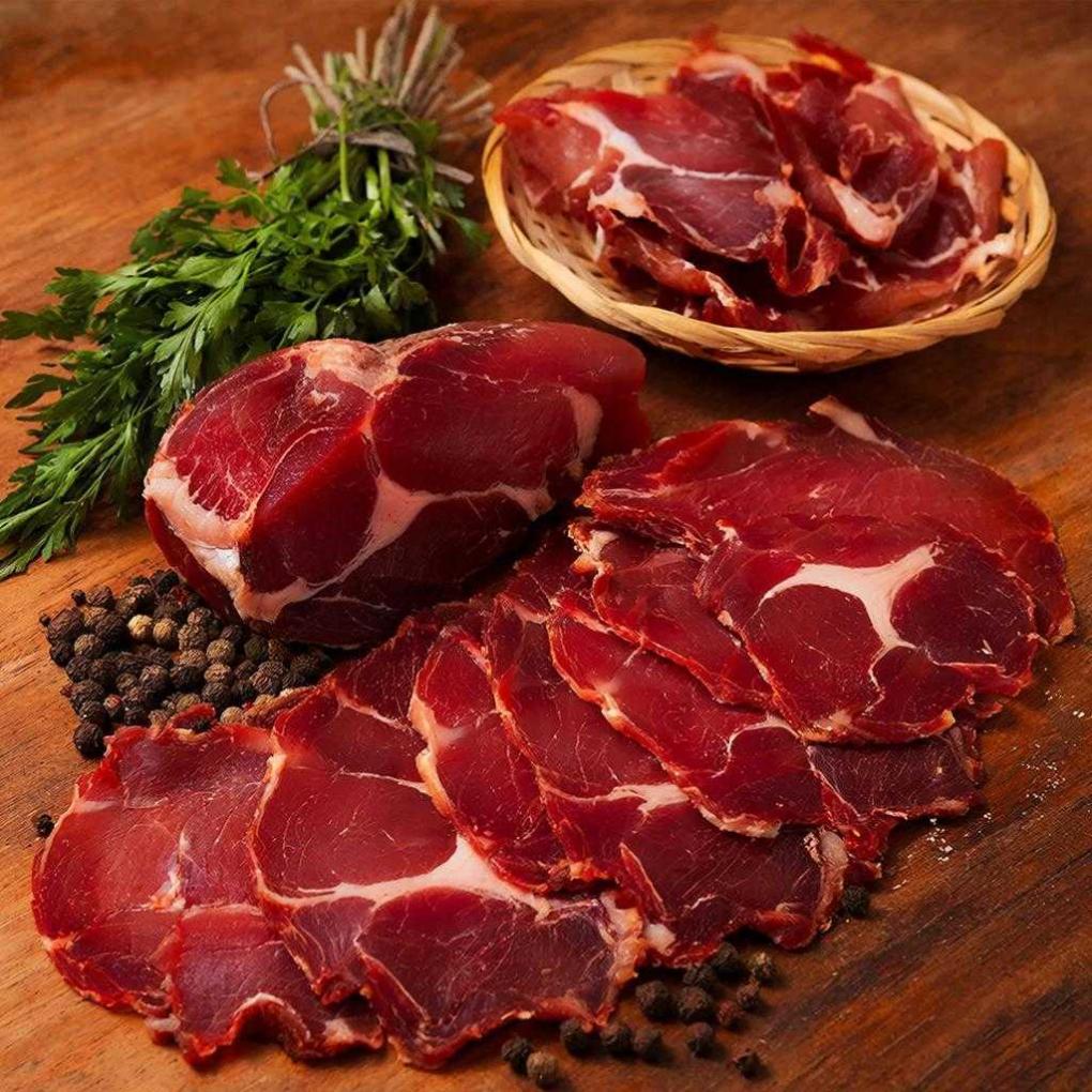 Это мясо ценилось с древности — 7 деликатесов из конины, которые украсят стол и удивят гостей на Новый год-2026