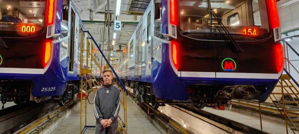 Исполнили мечту подростка: экскурсия по метро стала новогодним подарком в Новосибирске