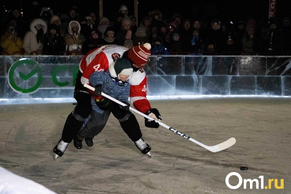 Мастер-шоу «Авангарда» и торт-памятник: у СКК Блинова открылся каток