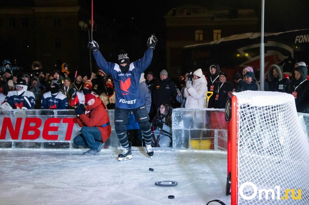Мастер-шоу «Авангарда» и торт-памятник: у СКК Блинова открылся каток