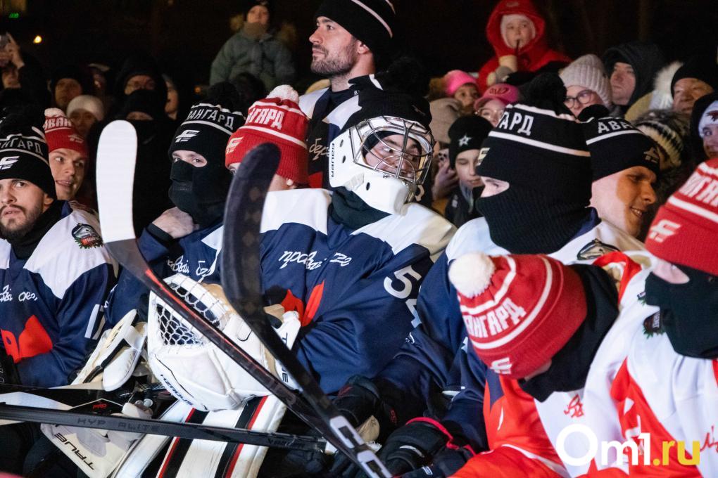 Мастер-шоу «Авангарда» и торт-памятник: у СКК Блинова открылся каток