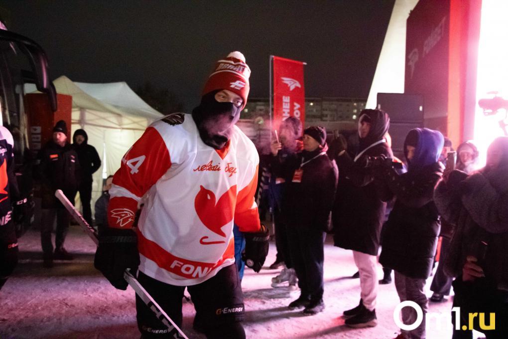 Мастер-шоу «Авангарда» и торт-памятник: у СКК Блинова открылся каток