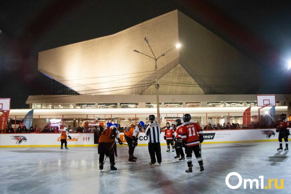 Мастер-шоу «Авангарда» и торт-памятник: у СКК Блинова открылся каток