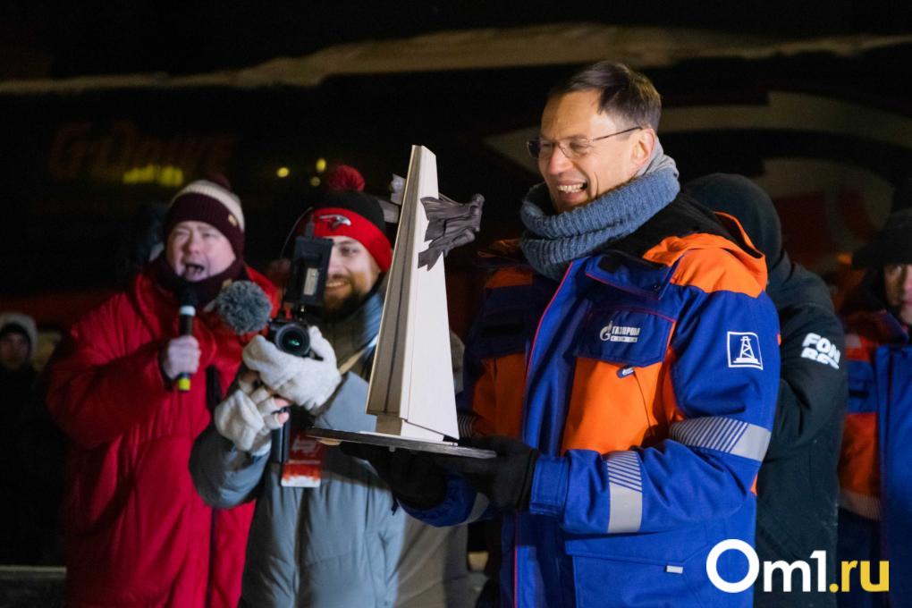 Мастер-шоу «Авангарда» и торт-памятник: у СКК Блинова открылся каток