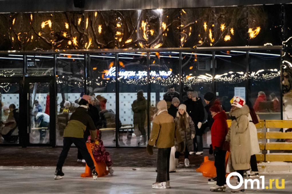 Мастер-шоу «Авангарда» и торт-памятник: у СКК Блинова открылся каток