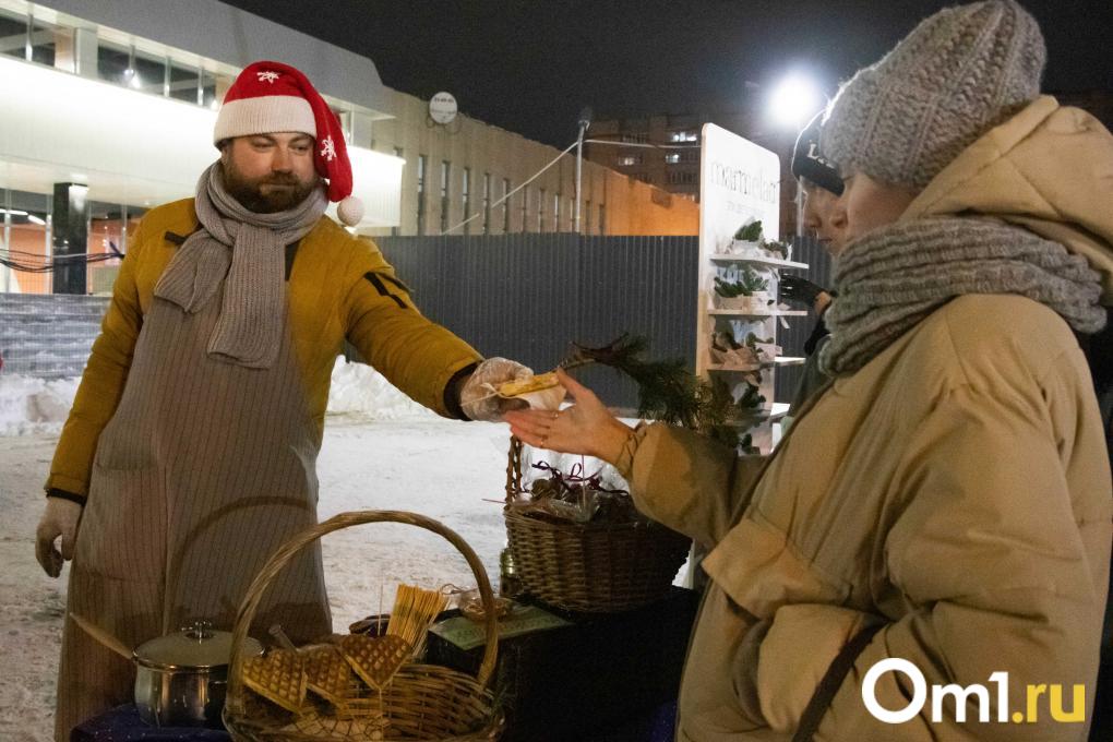 Мастер-шоу «Авангарда» и торт-памятник: у СКК Блинова открылся каток