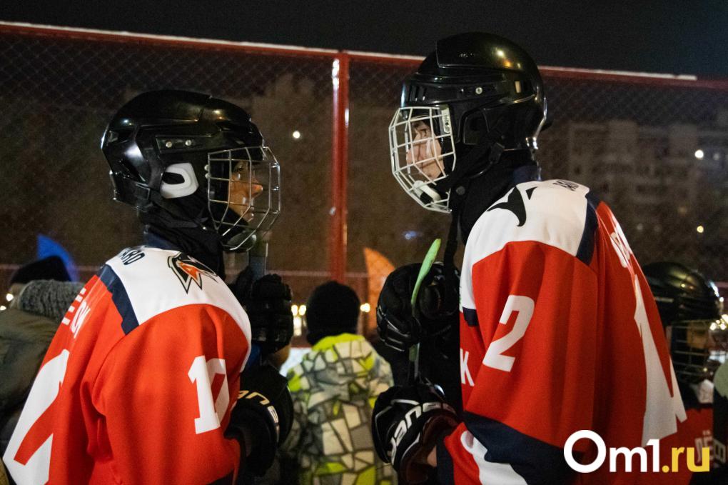 Мастер-шоу «Авангарда» и торт-памятник: у СКК Блинова открылся каток