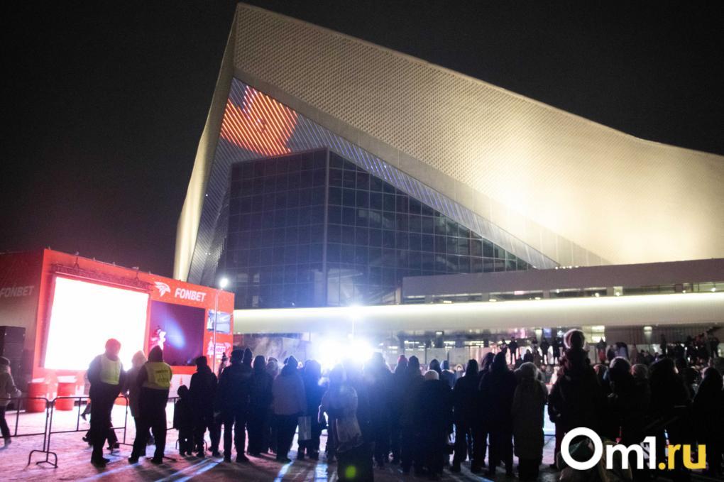 Мастер-шоу «Авангарда» и торт-памятник: у СКК Блинова открылся каток