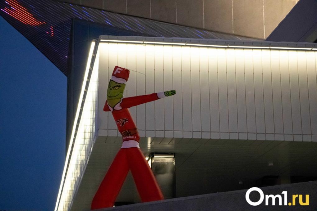 Мастер-шоу «Авангарда» и торт-памятник: у СКК Блинова открылся каток