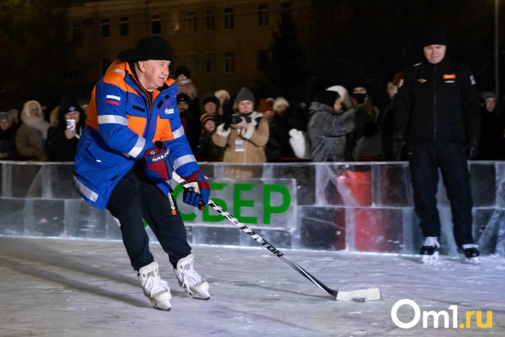 Мастер-шоу «Авангарда» и торт-памятник: у СКК Блинова открылся каток