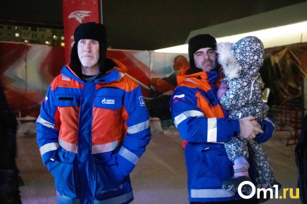 Мастер-шоу «Авангарда» и торт-памятник: у СКК Блинова открылся каток