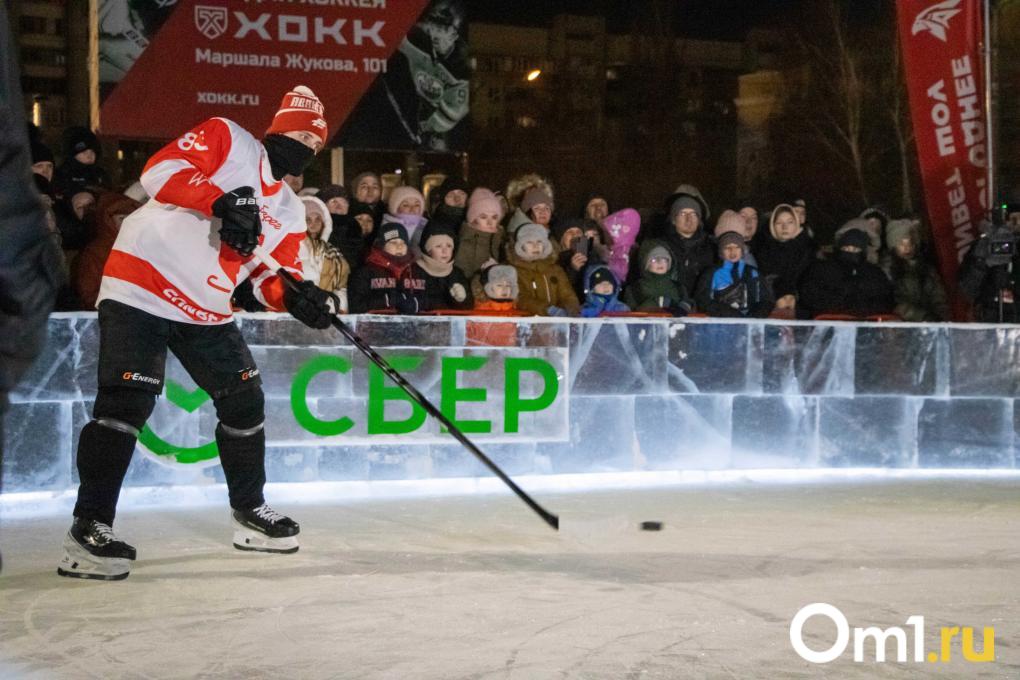 Мастер-шоу «Авангарда» и торт-памятник: у СКК Блинова открылся каток