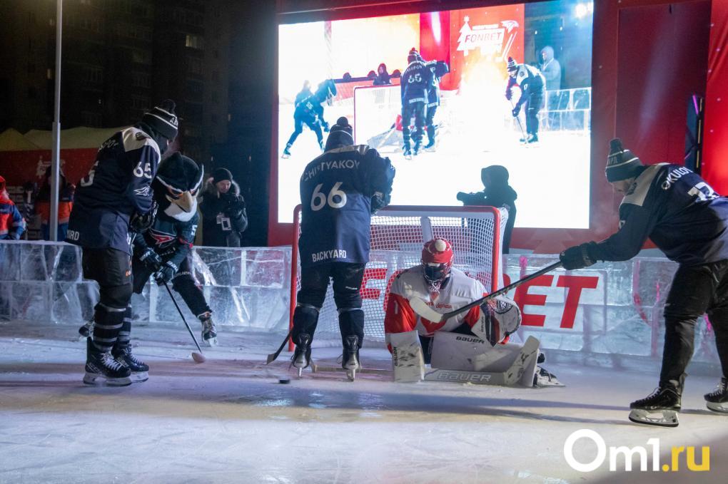 Мастер-шоу «Авангарда» и торт-памятник: у СКК Блинова открылся каток