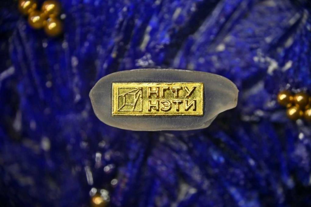 Бесконечность на кончике иглы: как мастер из Новосибирска создаёт композиции в игольном ушке