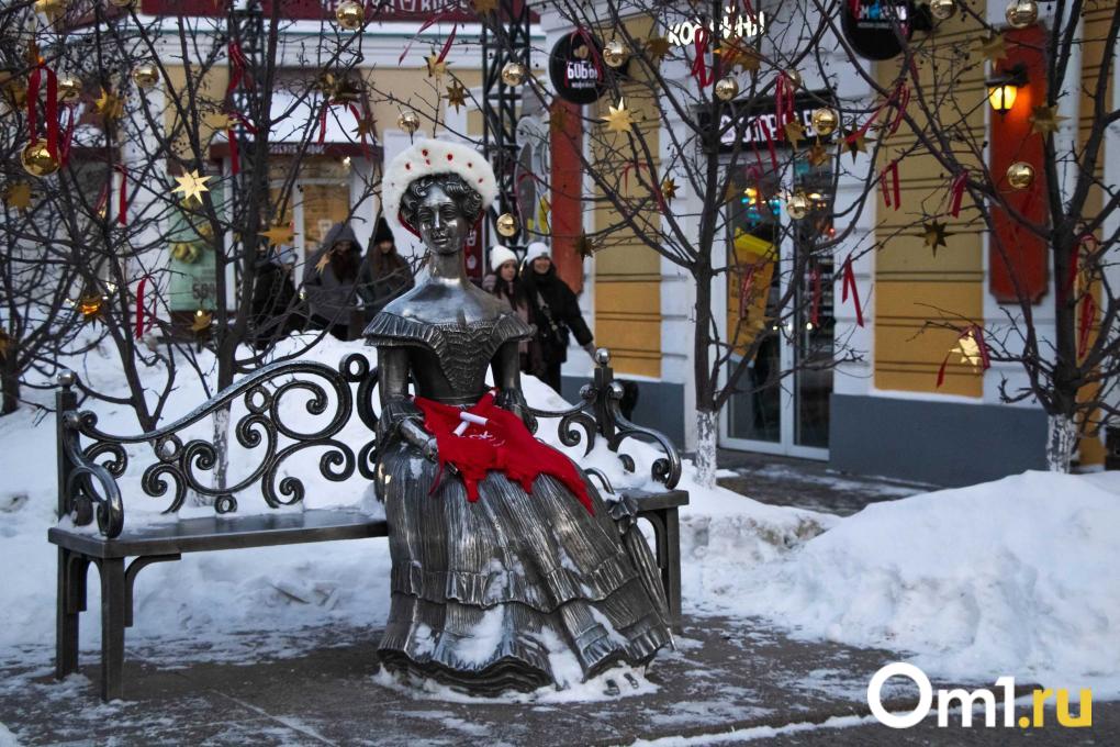 Огромная шапка и кокошник для Любочки: в Омске известные скульптуры нарядили в новогоднюю одежду