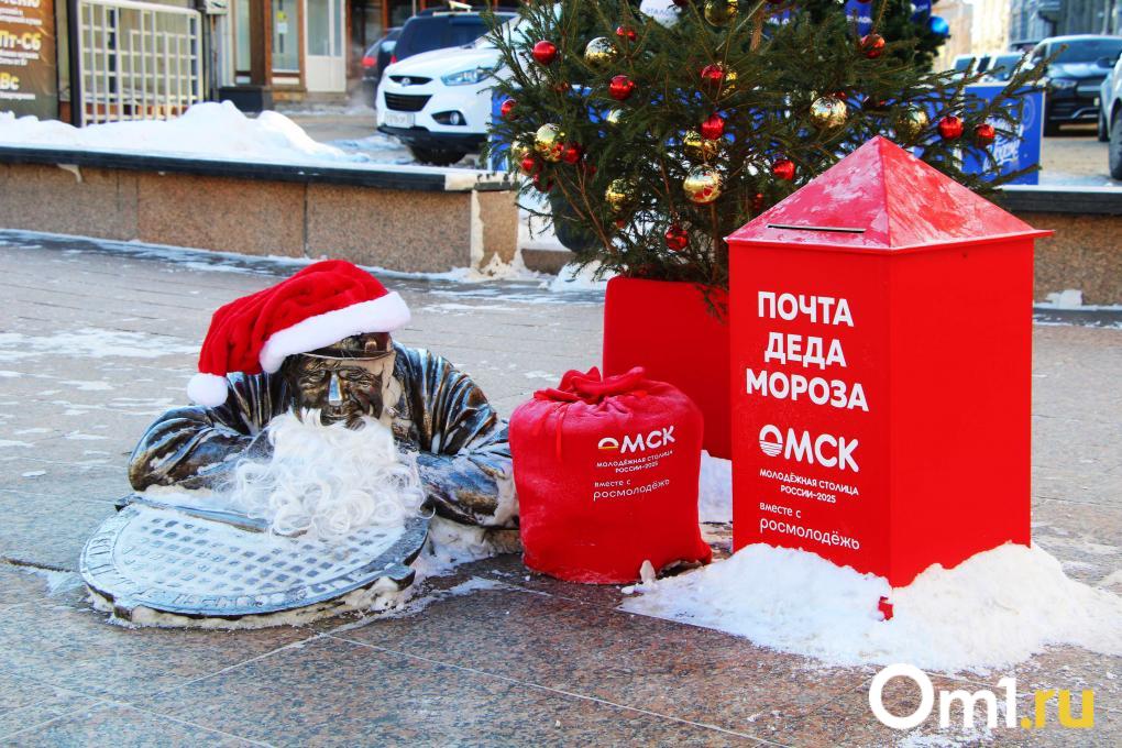 Огромная шапка и кокошник для Любочки: в Омске известные скульптуры нарядили в новогоднюю одежду