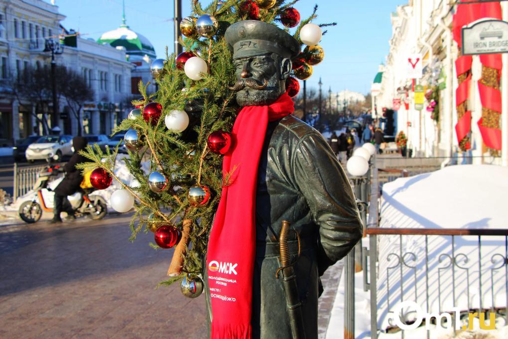 Огромная шапка и кокошник для Любочки: в Омске известные скульптуры нарядили в новогоднюю одежду