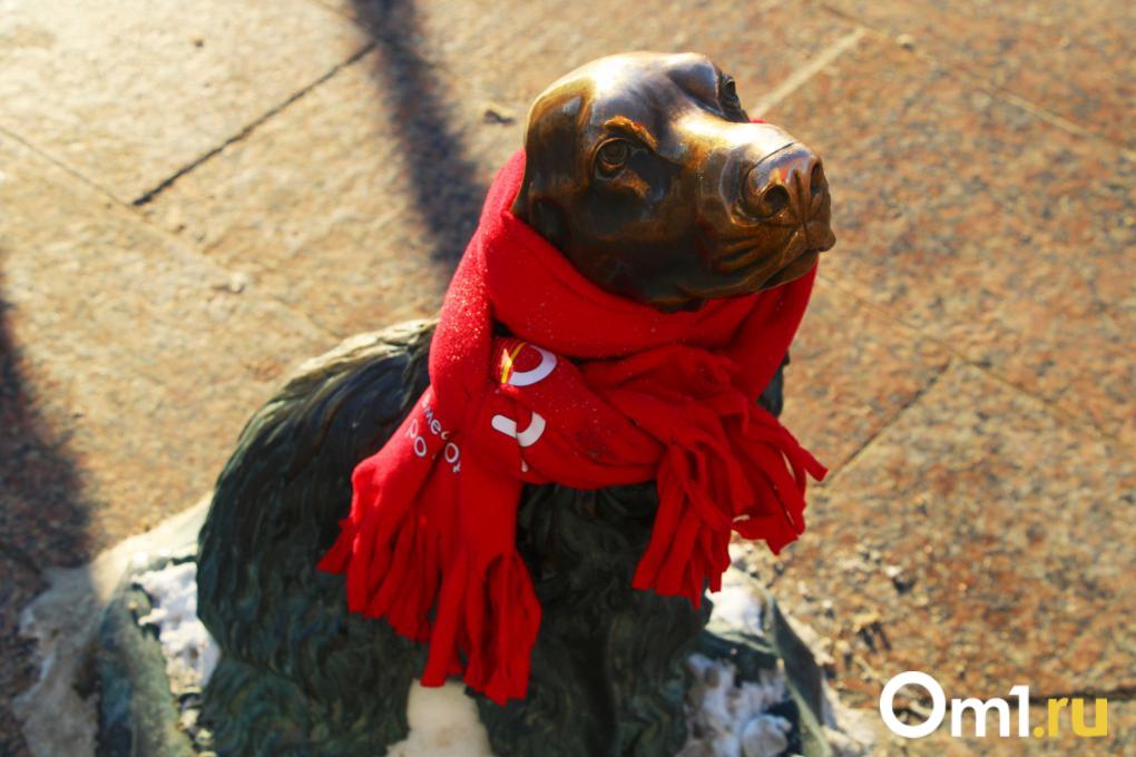 Огромная шапка и кокошник для Любочки: в Омске известные скульптуры нарядили в новогоднюю одежду