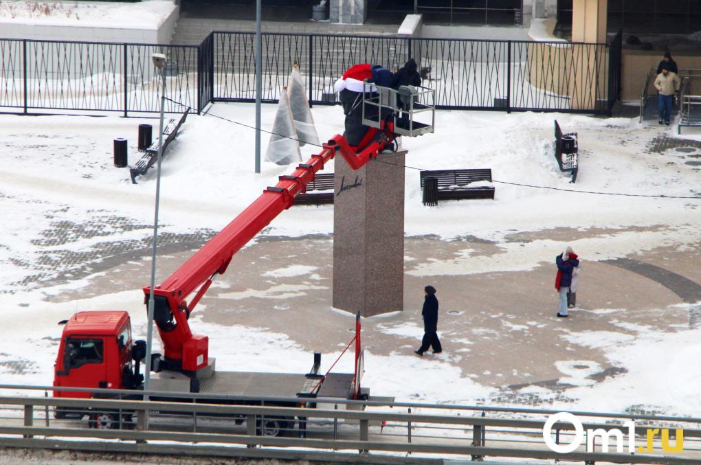 Огромная шапка и кокошник для Любочки: в Омске известные скульптуры нарядили в новогоднюю одежду
