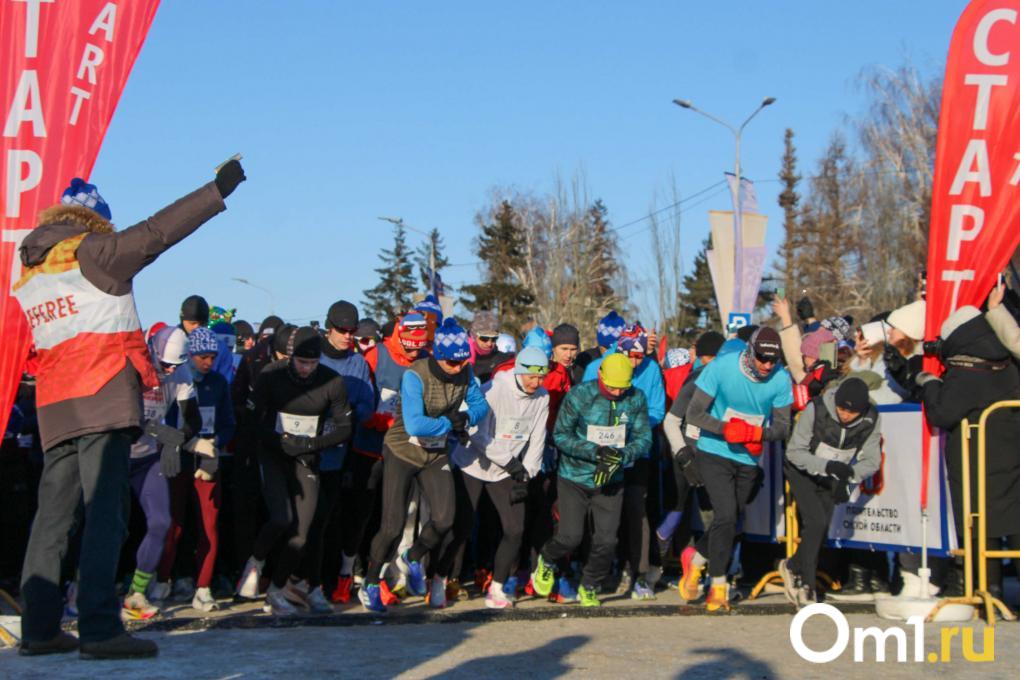 Мороз и солнце, бег чудесный: в Омске прошёл Рождественский полумарафон