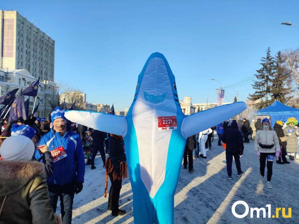 Мороз и солнце, бег чудесный: в Омске прошёл Рождественский полумарафон