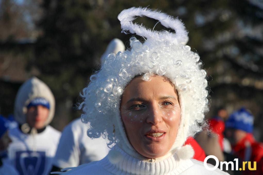 Мороз и солнце, бег чудесный: в Омске прошёл Рождественский полумарафон