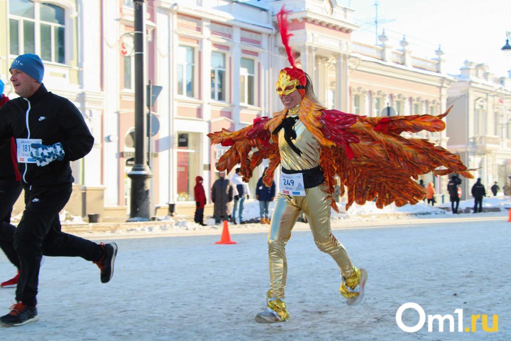Мороз и солнце, бег чудесный: в Омске прошёл Рождественский полумарафон