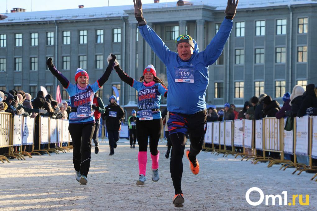 Мороз и солнце, бег чудесный: в Омске прошёл Рождественский полумарафон