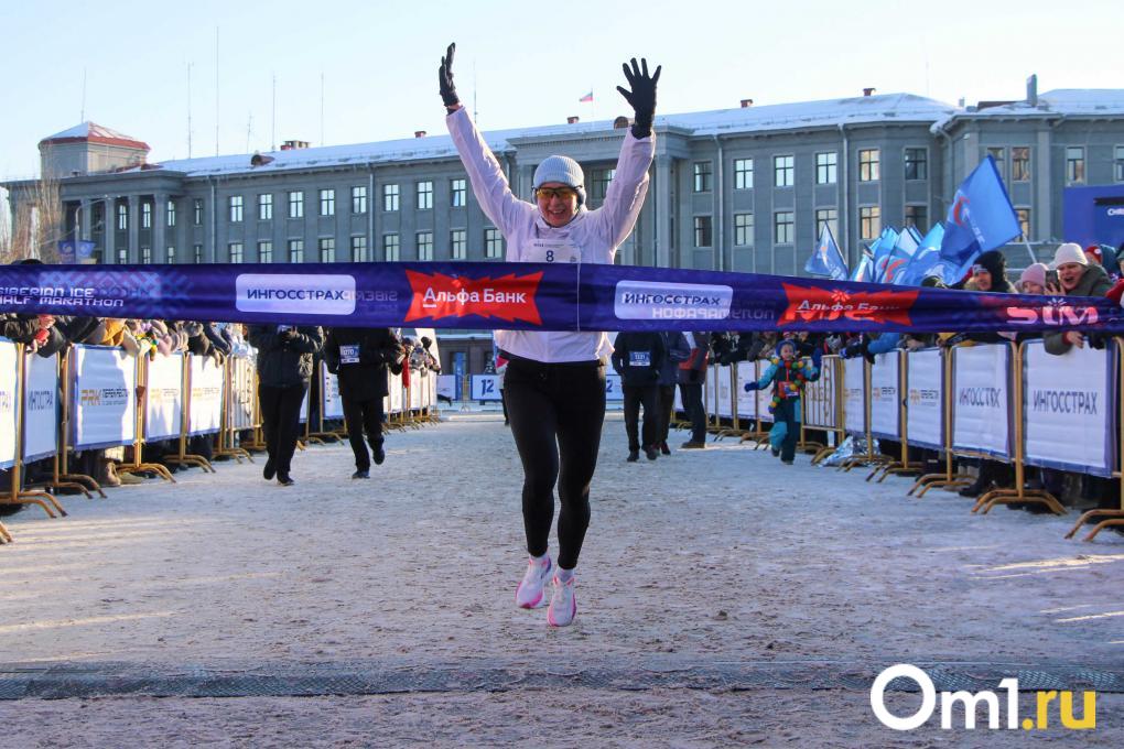 Мороз и солнце, бег чудесный: в Омске прошёл Рождественский полумарафон