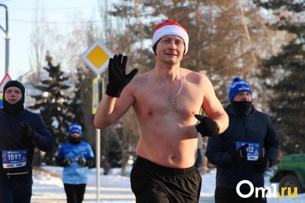 Мороз и солнце, бег чудесный: в Омске прошёл Рождественский полумарафон